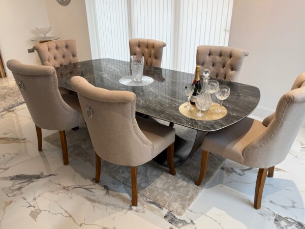 Table à manger en céramique dans une salle à manger contemporaine