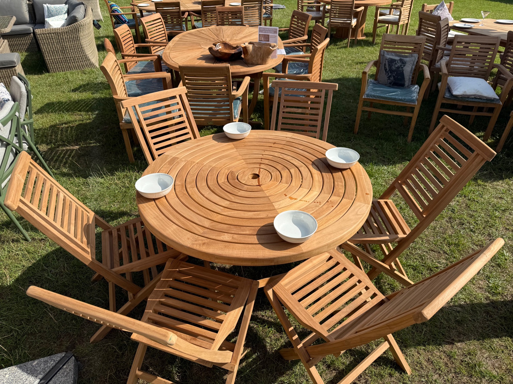 folding-table-with-6-folding-chairs-.jpg Table ronde pliante en teck 120 cm + chaises pliantes – Image 1
